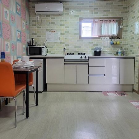 Brassica Flower Pension Сеогвипо Екстериор снимка