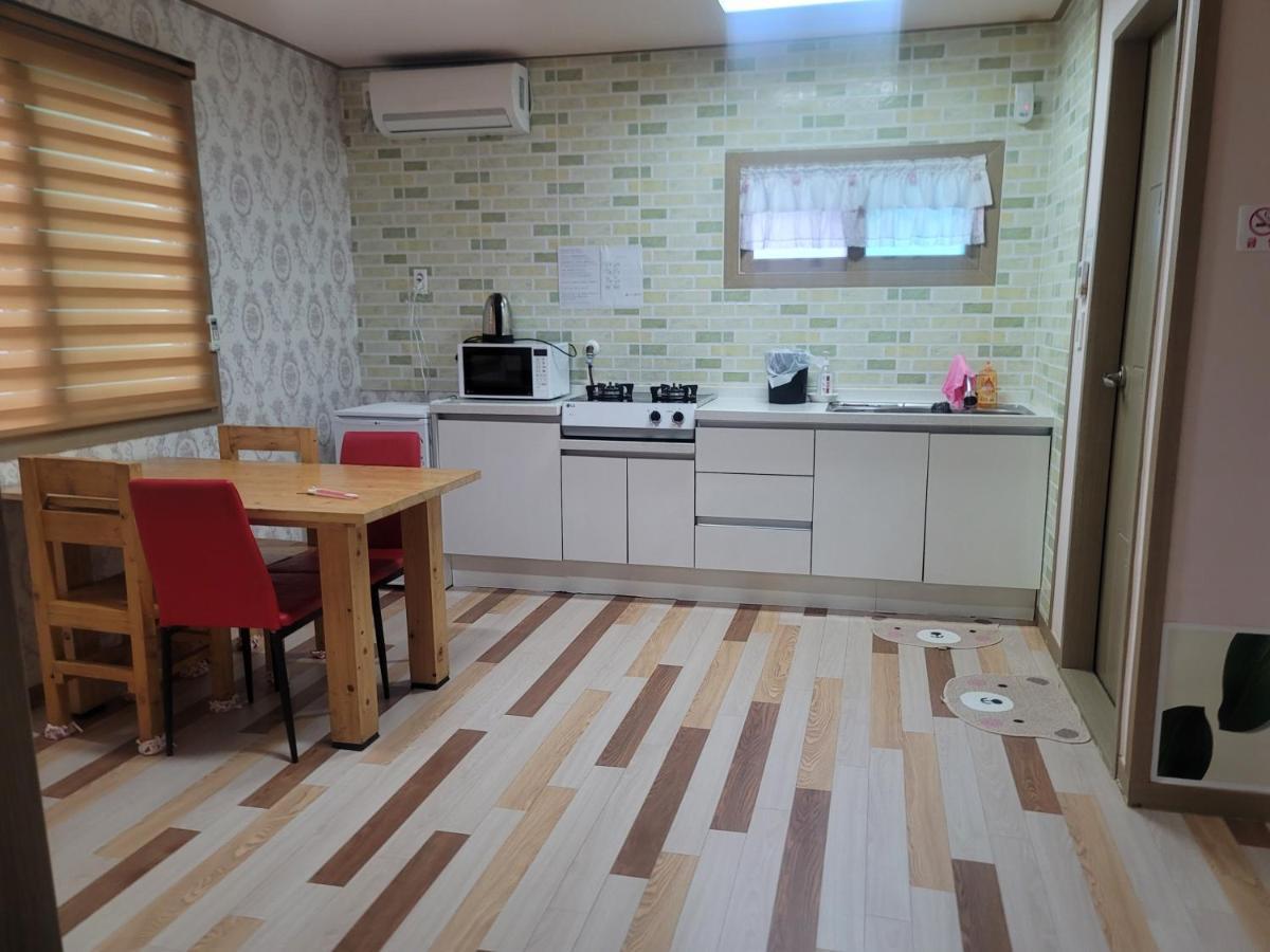 Brassica Flower Pension Сеогвипо Екстериор снимка